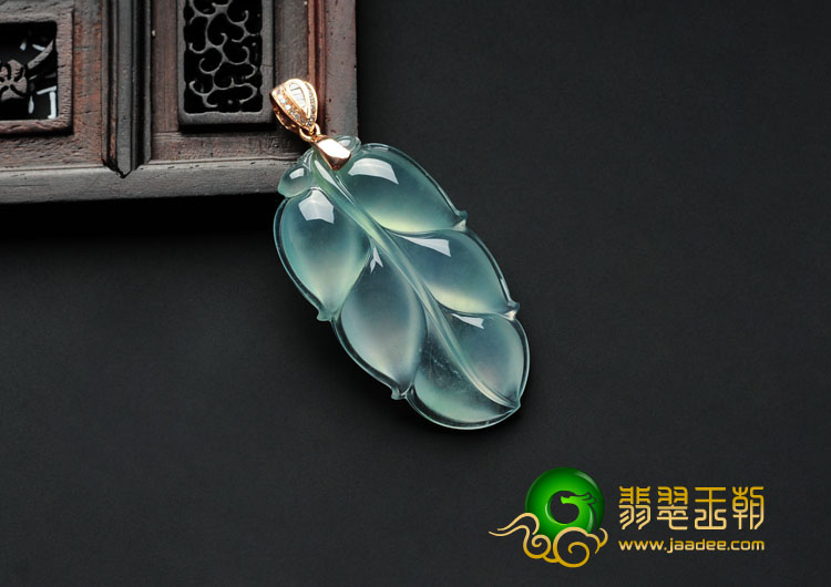 玻璃种晴水缅甸翡翠镶金扣叶子挂件