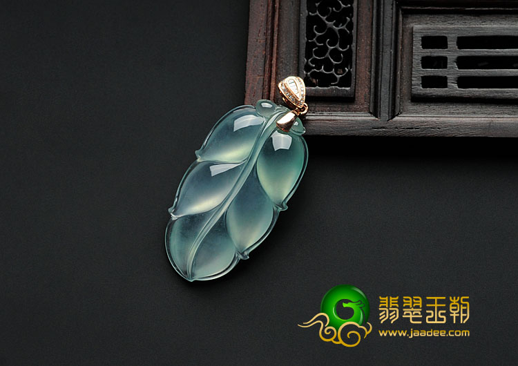 玻璃种晴水缅甸翡翠镶金扣叶子挂件