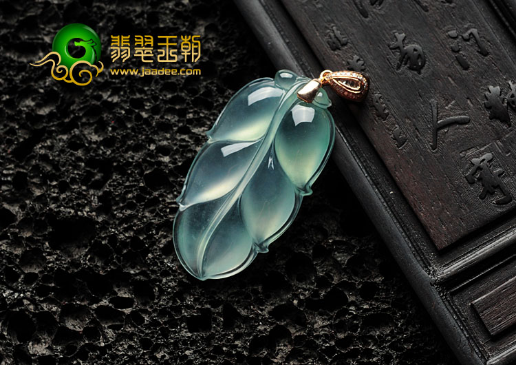 玻璃种晴水缅甸翡翠镶金扣叶子挂件