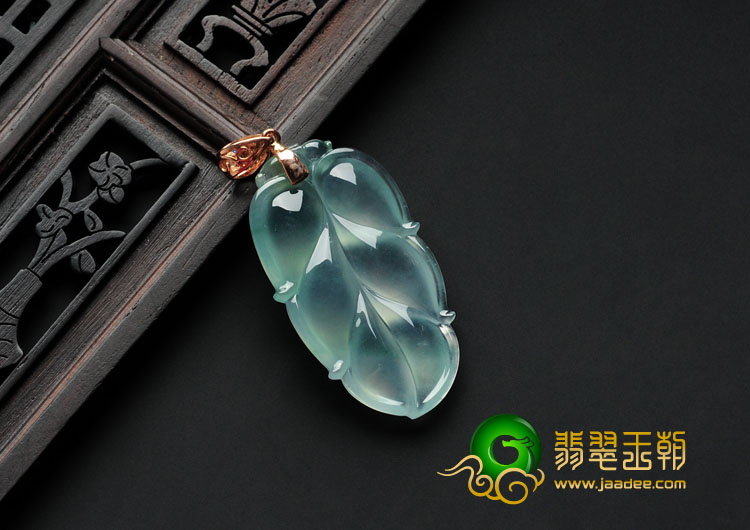 玻璃种晴水缅甸翡翠镶金扣叶子挂件