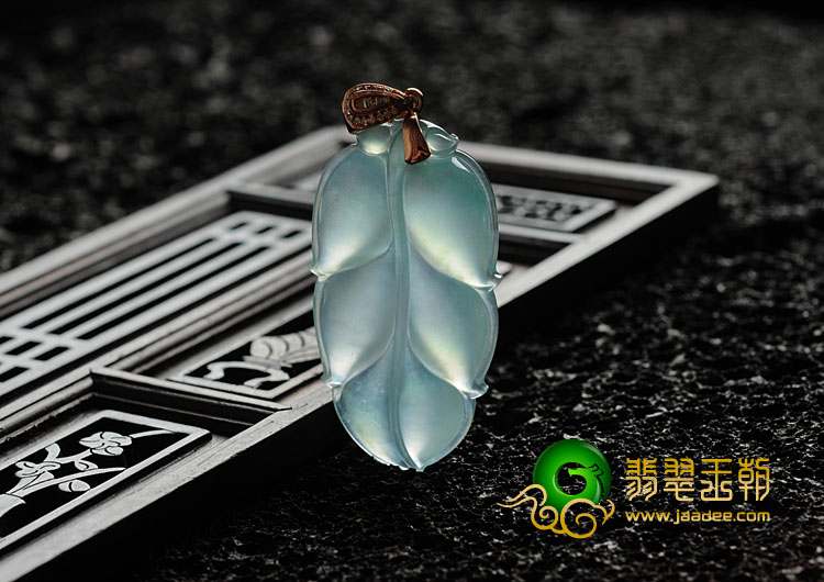 玻璃种晴水缅甸翡翠镶金扣叶子挂件