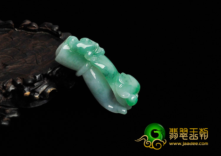 糯冰种翠色缅甸翡翠招财手挂件