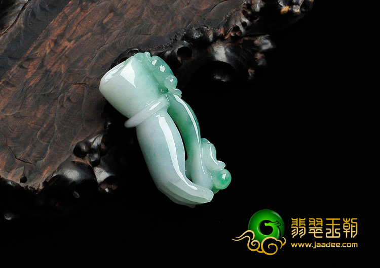 糯冰种翠色缅甸翡翠招财手挂件