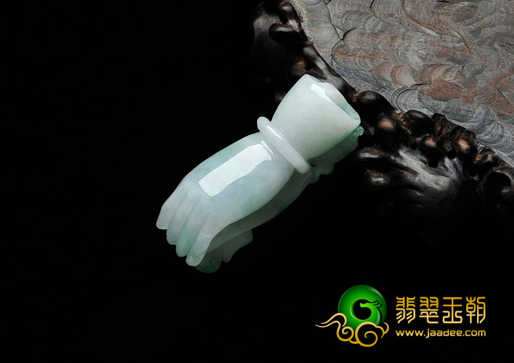 糯冰种翠色缅甸翡翠招财手挂件