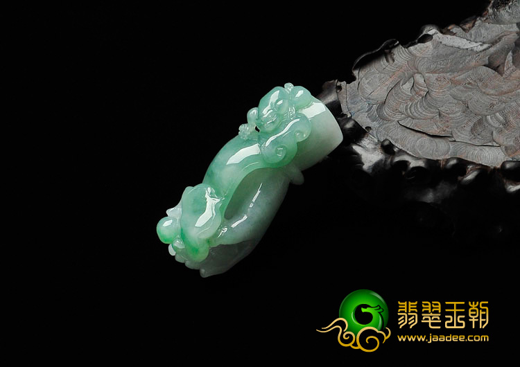 糯冰种翠色缅甸翡翠招财手挂件