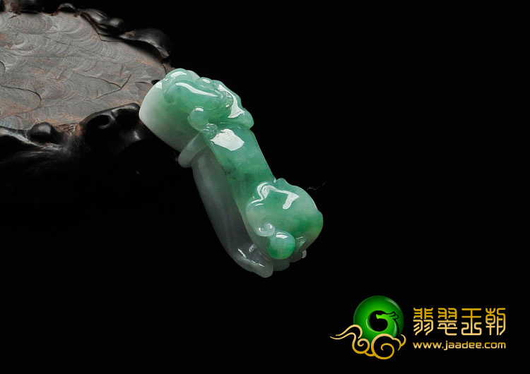 糯冰种翠色缅甸翡翠招财手挂件
