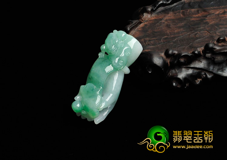 糯冰种翠色缅甸翡翠招财手挂件