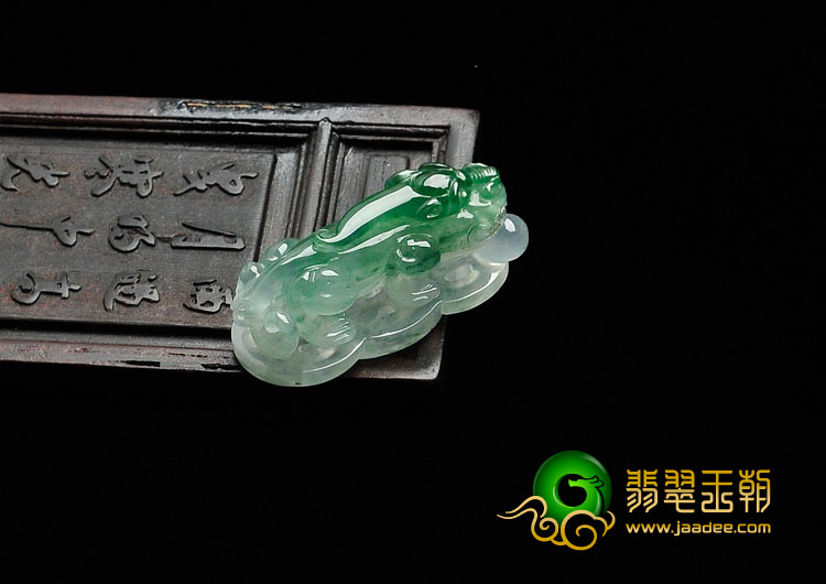 冰种飘花缅甸翡翠招财貔貅挂件