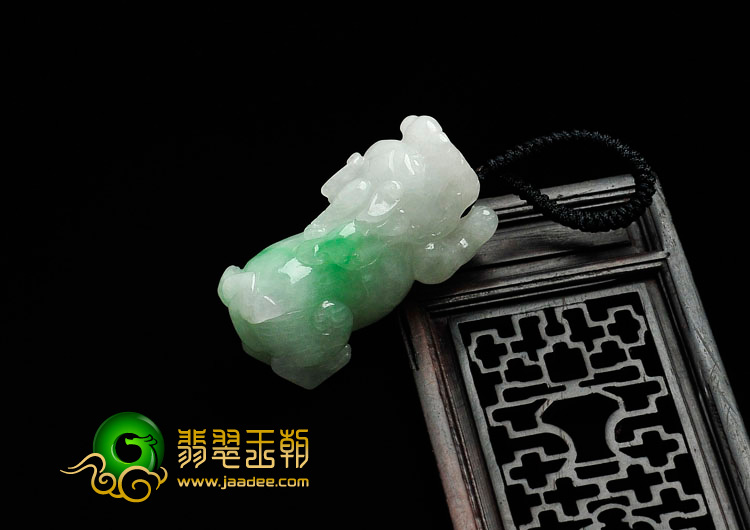 糯冰种翠色缅甸翡翠貔貅挂件