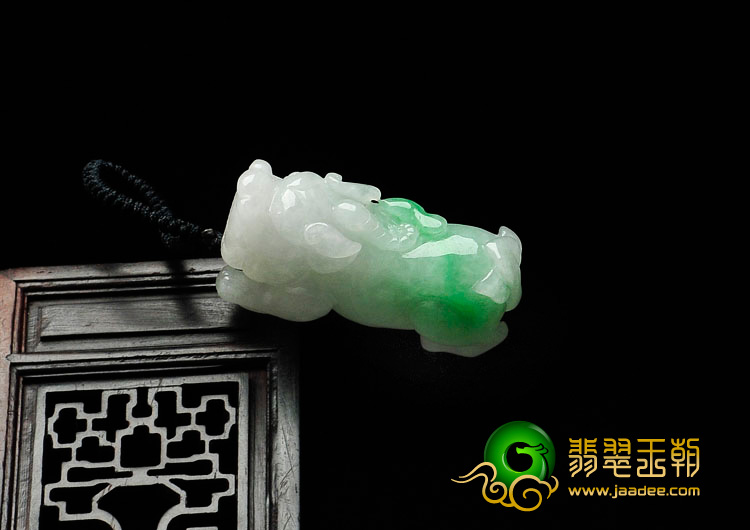 糯冰种翠色缅甸翡翠貔貅挂件