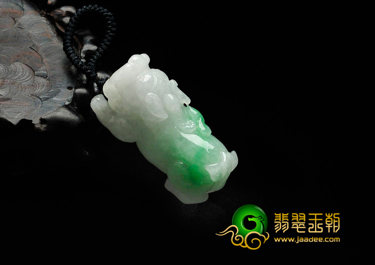 糯冰种翠色缅甸翡翠貔貅挂件