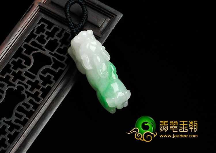 糯冰种翠色缅甸翡翠貔貅挂件