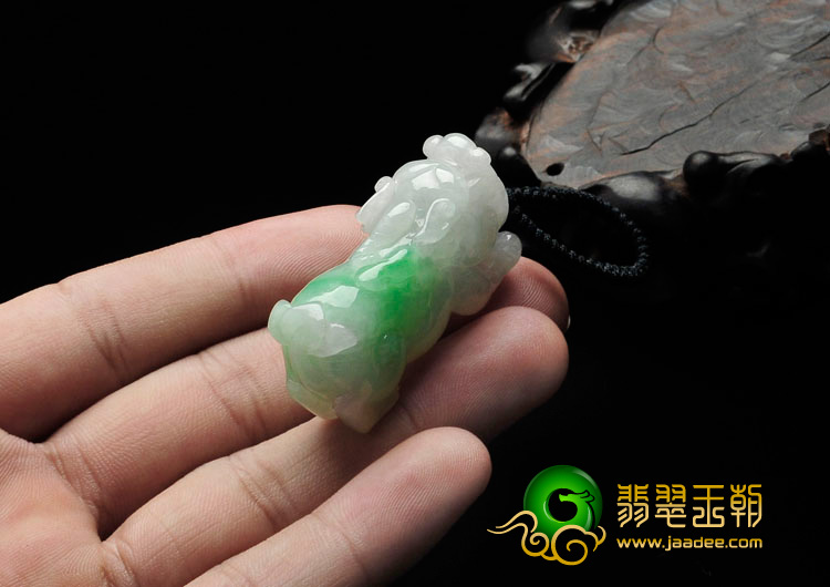 糯冰种翠色缅甸翡翠貔貅挂件