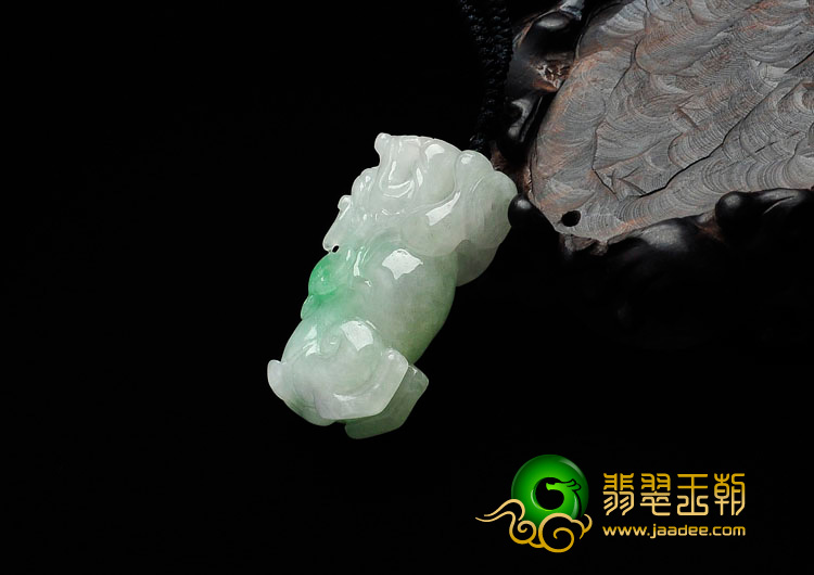 糯冰种翠色缅甸翡翠貔貅挂件