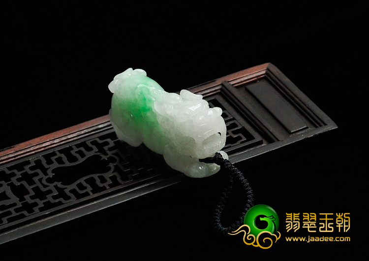 糯冰种翠色缅甸翡翠貔貅挂件