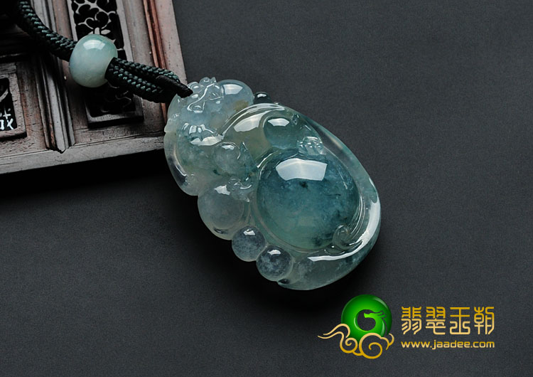 冰种飘花缅甸翡翠龙抱珠挂件