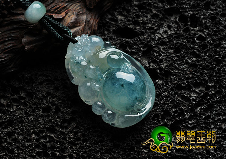 冰种飘花缅甸翡翠龙抱珠挂件