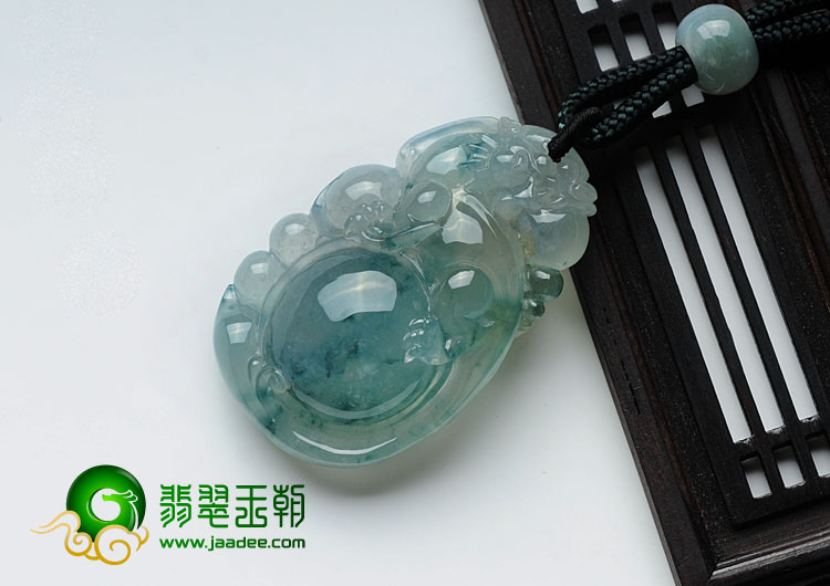 冰种飘花缅甸翡翠龙抱珠挂件