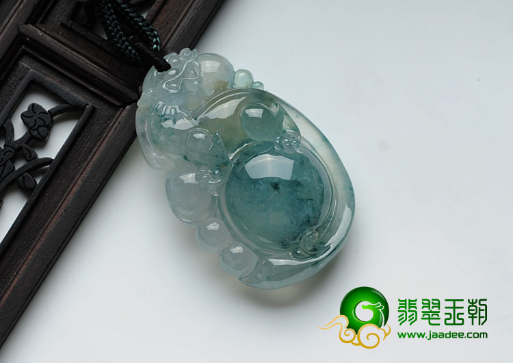 冰种飘花缅甸翡翠龙抱珠挂件