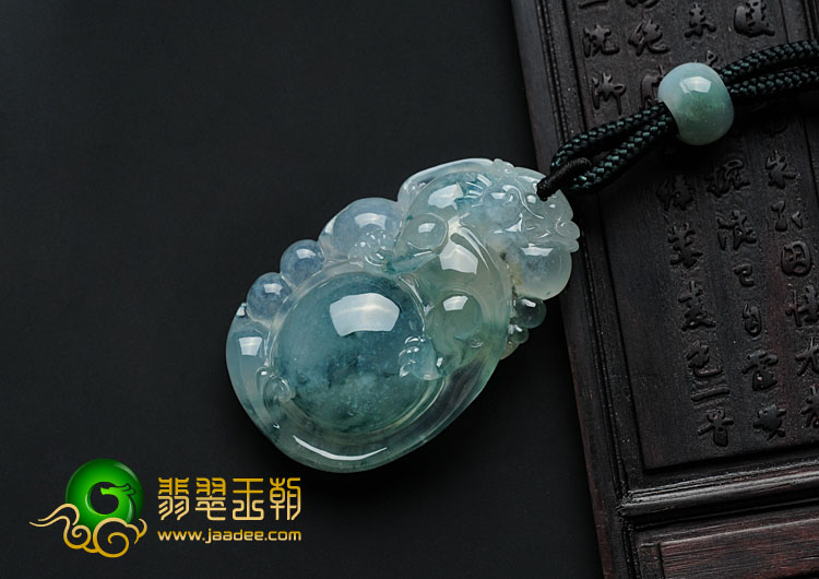 冰种飘花缅甸翡翠龙抱珠挂件