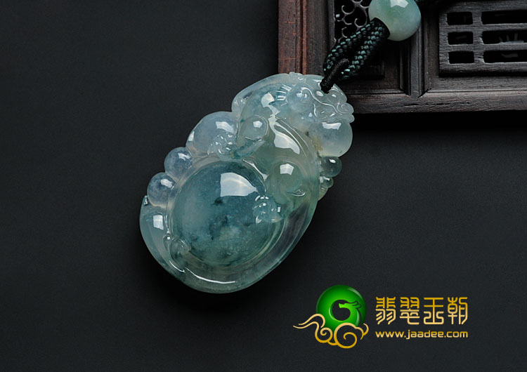 冰种飘花缅甸翡翠龙抱珠挂件