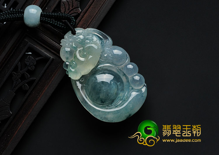 冰种飘花缅甸翡翠龙抱珠挂件