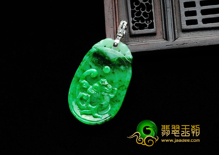 糯冰种癣加绿缅甸翡翠年年有余挂件