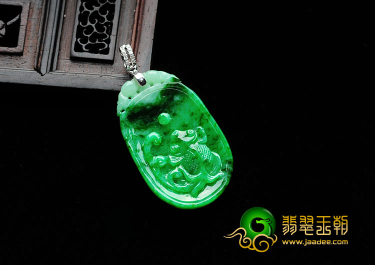 糯冰种癣加绿缅甸翡翠年年有余挂件