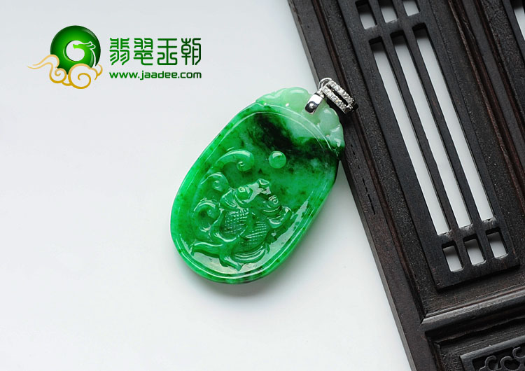 糯冰种癣加绿缅甸翡翠年年有余挂件