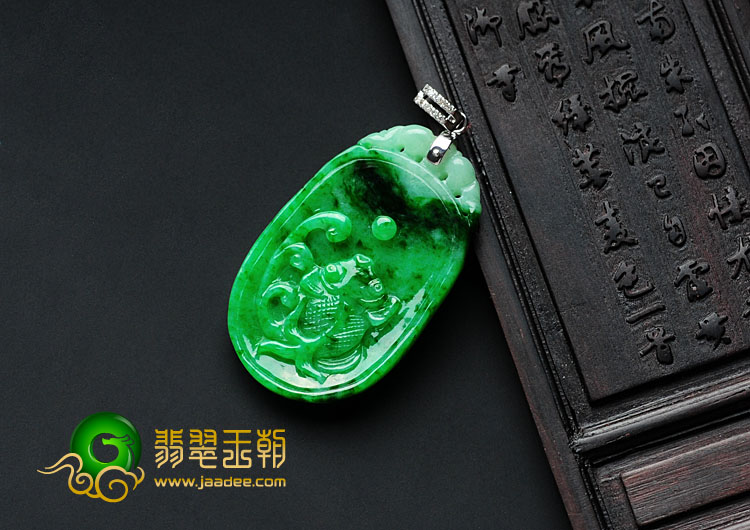 糯冰种癣加绿缅甸翡翠年年有余挂件