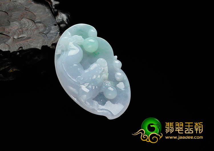 糯冰种春带彩缅甸翡翠招财貔貅挂件