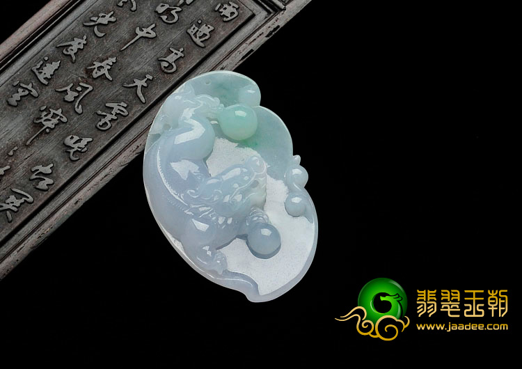 糯冰种春带彩缅甸翡翠招财貔貅挂件