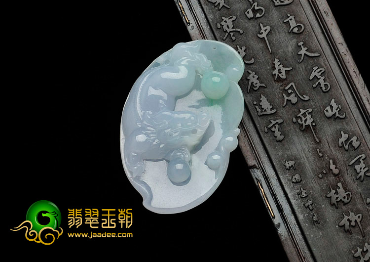 糯冰种春带彩缅甸翡翠招财貔貅挂件