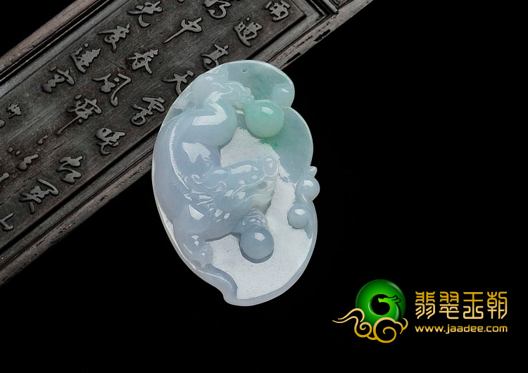 糯冰种春带彩缅甸翡翠招财貔貅挂件