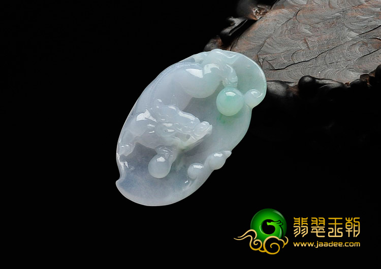 糯冰种春带彩缅甸翡翠招财貔貅挂件