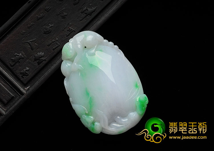 糯冰种翠色缅甸翡翠灵猴献寿挂件
