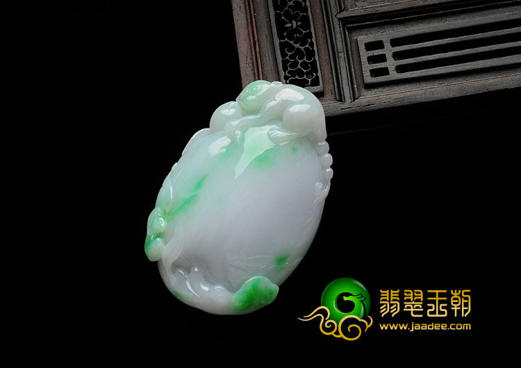 糯冰种翠色缅甸翡翠灵猴献寿挂件
