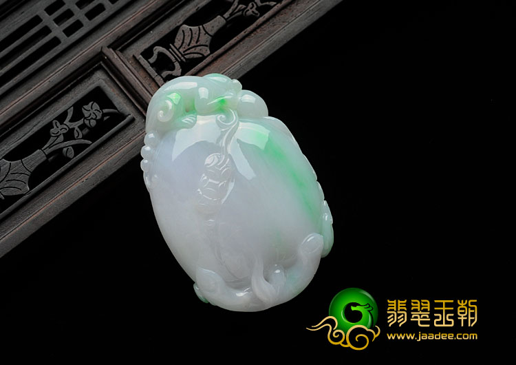 糯冰种翠色缅甸翡翠灵猴献寿挂件