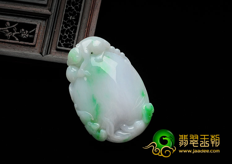 糯冰种翠色缅甸翡翠灵猴献寿挂件