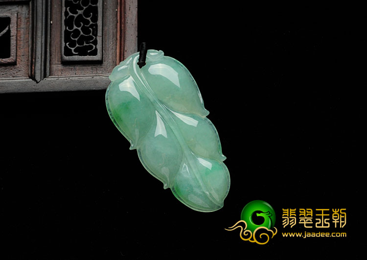 糯冰种晴水飘翠缅甸翡翠叶子挂件