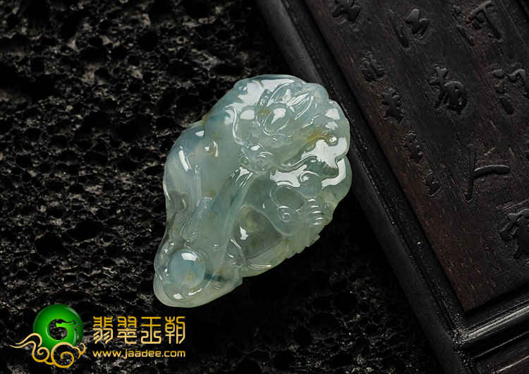 冰种晴水略飘花缅甸翡翠龙戏珠挂件
