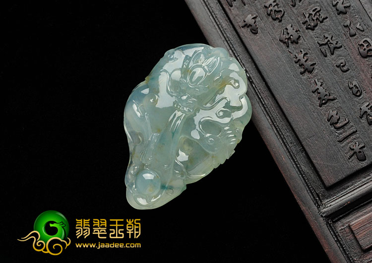 冰种晴水略飘花缅甸翡翠龙戏珠挂件