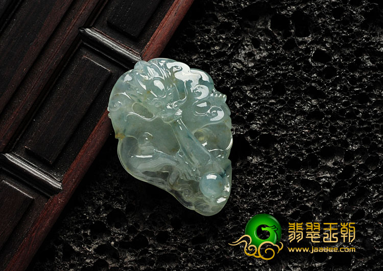 冰种晴水略飘花缅甸翡翠龙戏珠挂件
