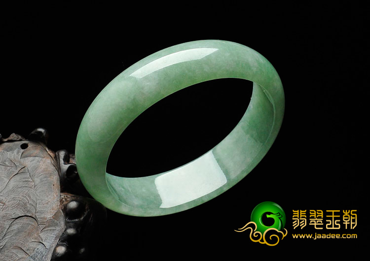 糯冰种豆色缅甸翡翠贵妃镯（55.7mm-49.4mm）