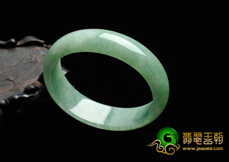 糯冰种豆色缅甸翡翠贵妃镯（55.7mm-49.4mm）