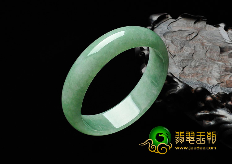 糯冰种豆色缅甸翡翠贵妃镯（55.7mm-49.4mm）
