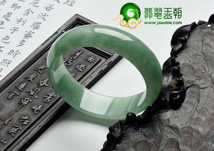 糯冰种豆色缅甸翡翠贵妃镯（55.7mm-49.4mm）