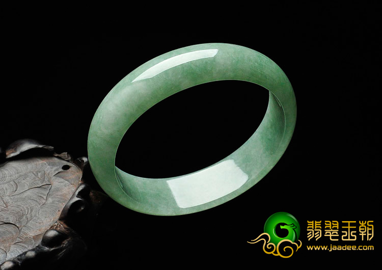 糯冰种豆色缅甸翡翠贵妃镯（55.7mm-49.4mm）