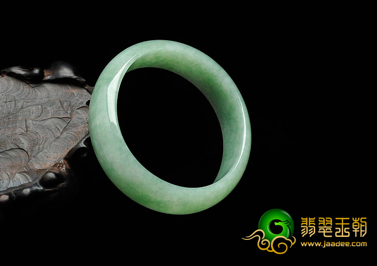 糯冰种豆色缅甸翡翠贵妃镯（55.7mm-49.4mm）