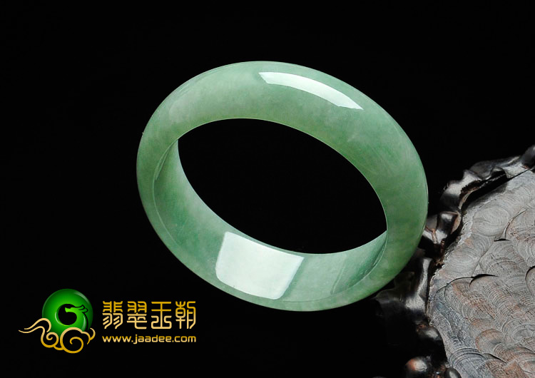 糯冰种豆色缅甸翡翠贵妃镯（55.7mm-49.4mm）